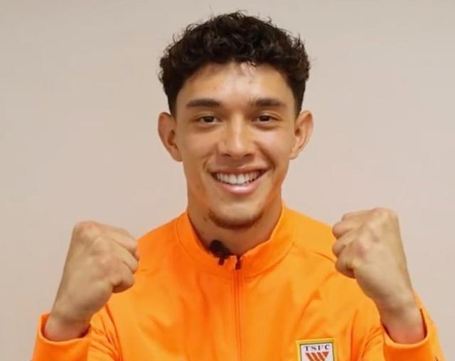 国内足球联赛中一位新生代球员崭露头角