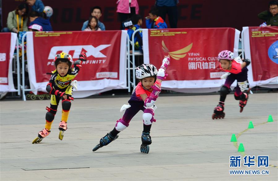 轮滑选手飘逸表演精湛技艺让人赞叹不已的简单介绍