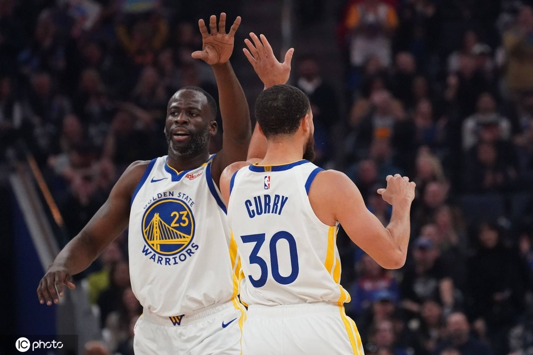 包含勇士凭借库里高效火力击败对手，保持不败的词条