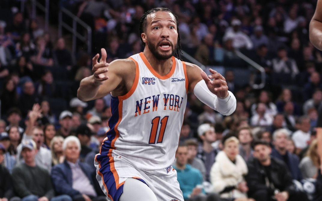 尼克斯轻取篮网，布克高光表现